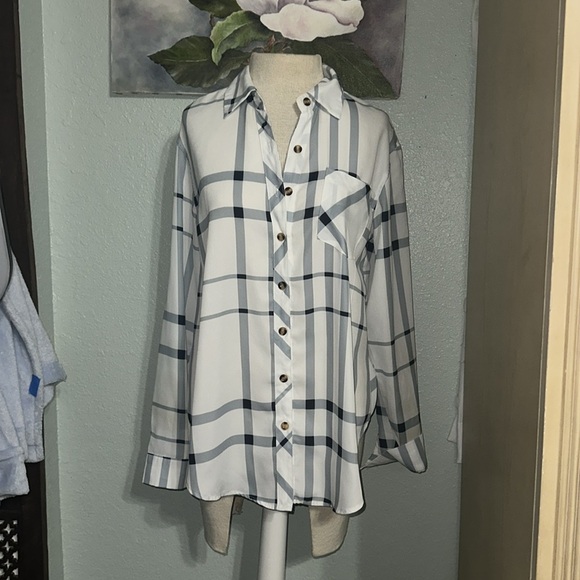 Stylish Plaid Button-Up Shirt - Picture 1 of 7